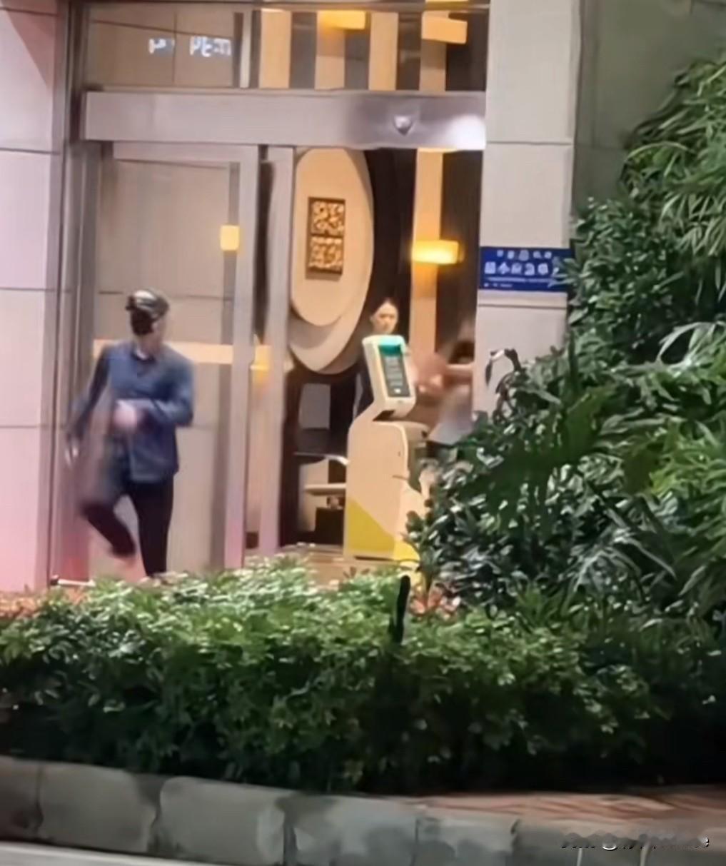 6月13日，檀健次被私生追也要跟粉丝打招呼
又心酸又生气又暖心，大哥真的，圈粉无