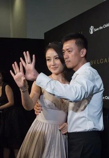 2009年，38岁的王学兵要和女演员孙宁结婚，孙宁拿自己的钱办婚礼、买房子，王学