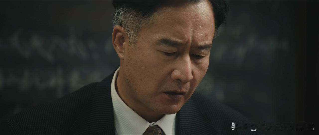 交锋:作工程师的贾春家，在对敌斗争中还是太缺乏经验了。

这明明发现了曹了平的证