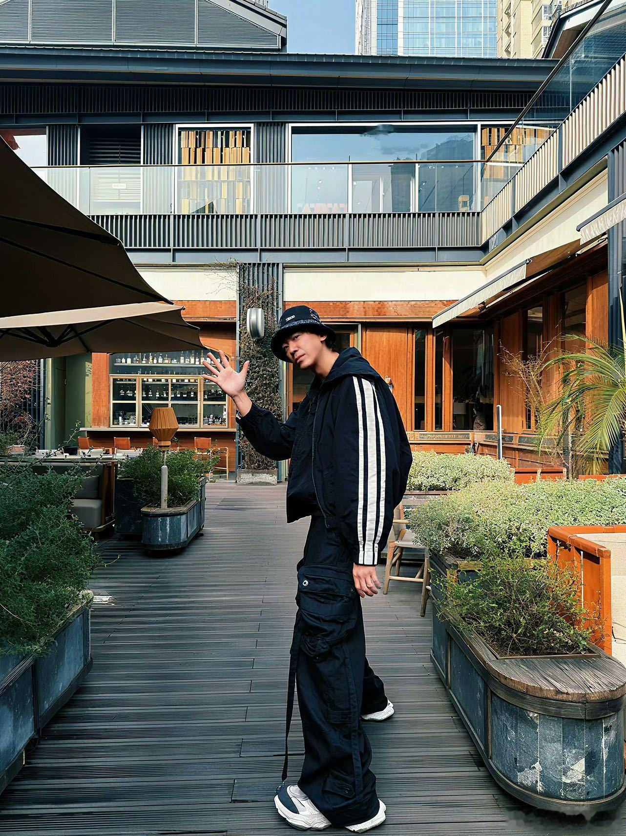 谁教苏见信这么宣传的谁懂啊！这个抒情摇滚主理人苏见信玩起悬念来，也把“尽兴”二字