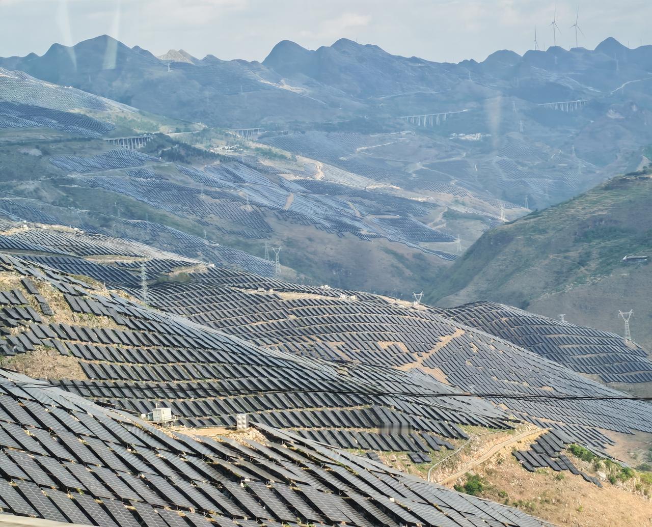我好没见识，问问大家， 这山坡上铺的是什么？长方形的，好大面积。
来贵州旅游，坐