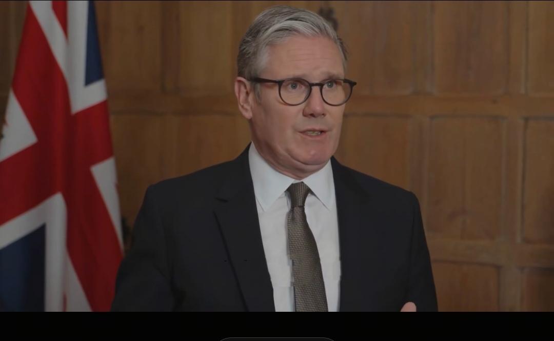 马克龙成功访问了中国，按日程安排，应该到英国首相斯塔默登场了。
    可是，原