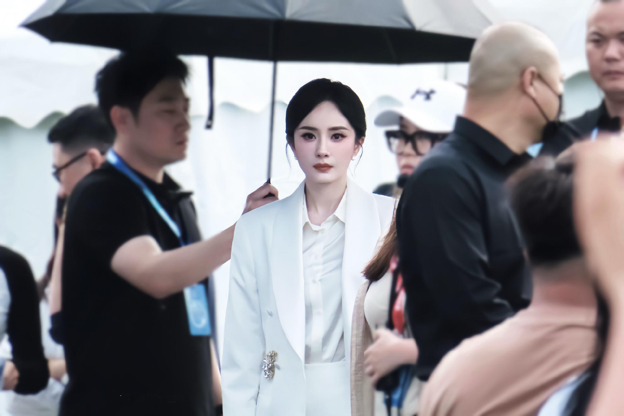 杨幂这么多年了杨幂还是喜欢养土豆 月亮被嚼碎了变成星星 你就藏在那漫天星光里 期