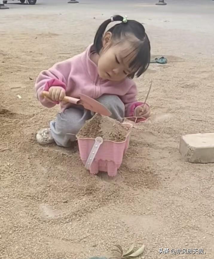 李小铁想回东北
前几天，李小铁很郑重其事的说：我后天回东北！
妈妈说：为什么会这