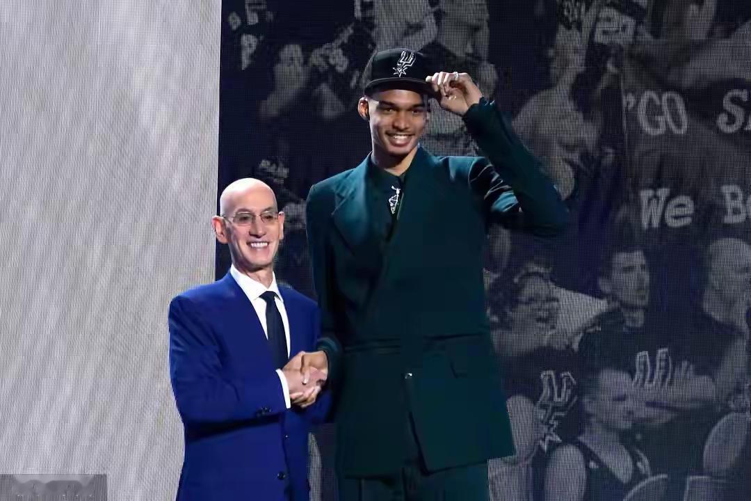 2023年，马刺为了得到文班亚马一路摆烂到底，NBA联盟似乎也在配合，仿佛一切早