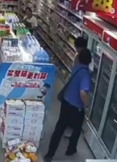 “城管踢到铁板了！”江西赣州，一城管进零食店购买商品，为他结账的是一个兼职的大学