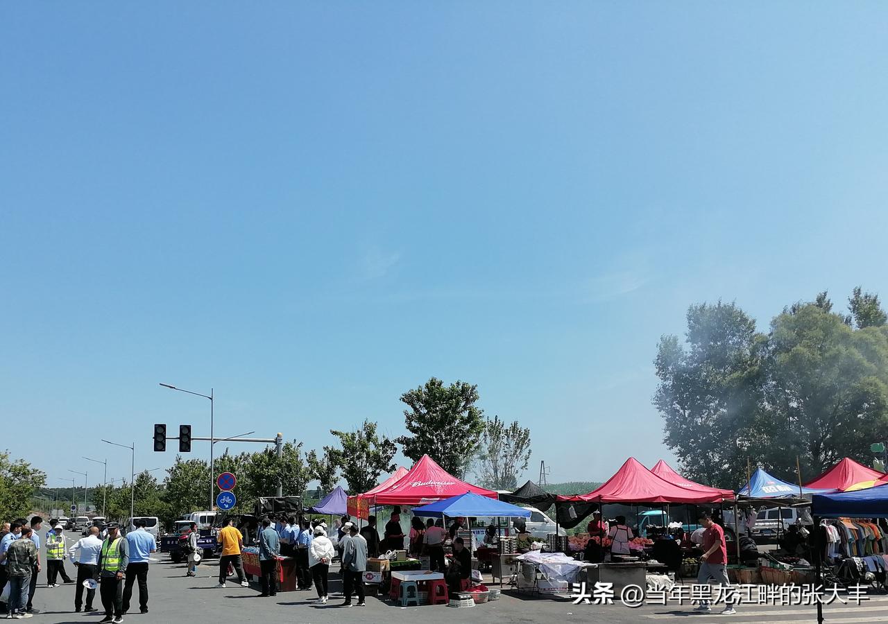 禁毒日，逛长春市著名的泉眼大集，公安干警们利用集市积极进行禁毒宣传 ……

听那
