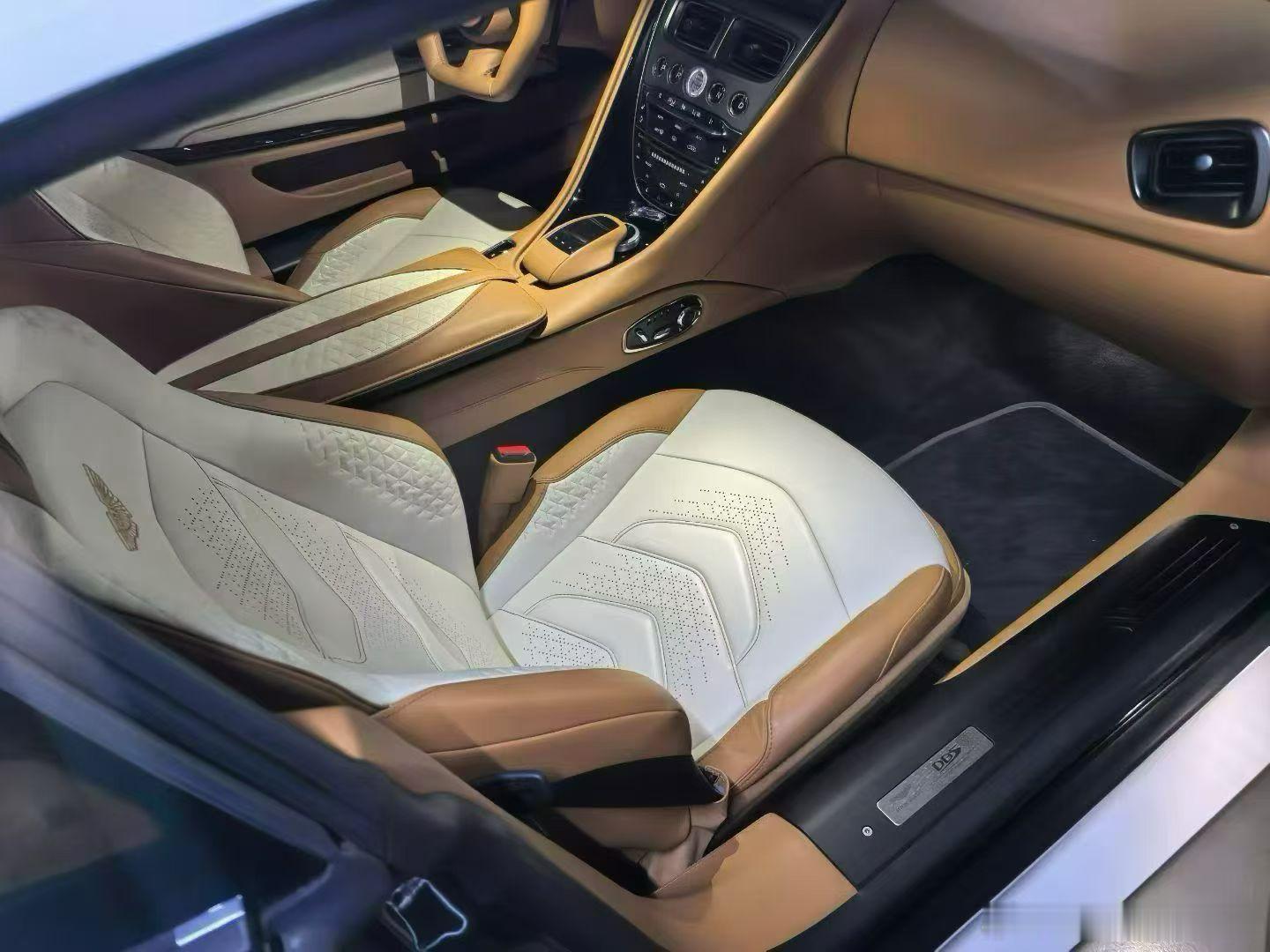 阿斯马丁DBS，22年上牌，里外全碳，仅仅2000公里（原厂灰色油漆） 