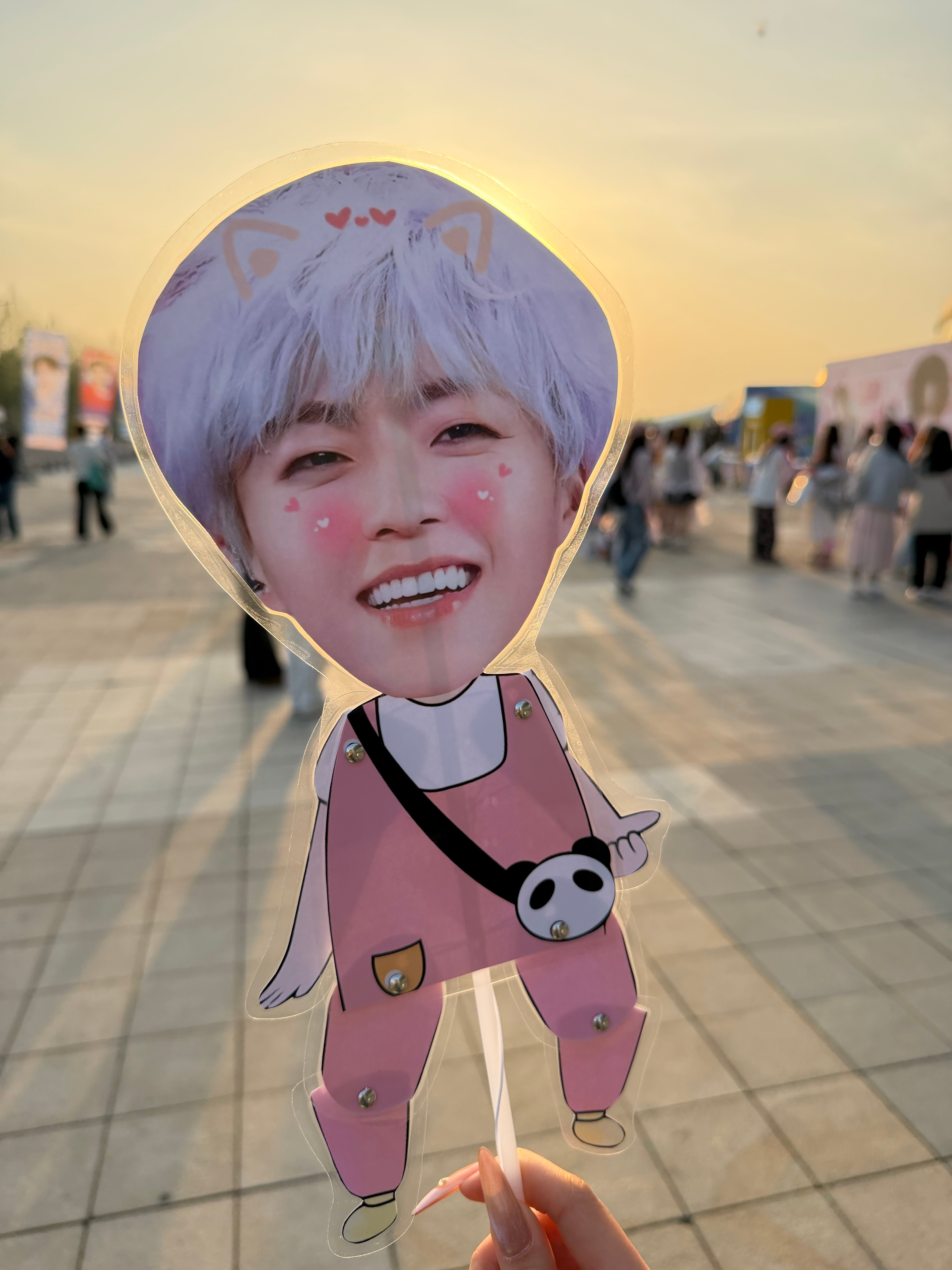 由于晚上发了去看陈立农演唱会的照片 抖🎵就一直在给我推他之前见会面/演唱会的视