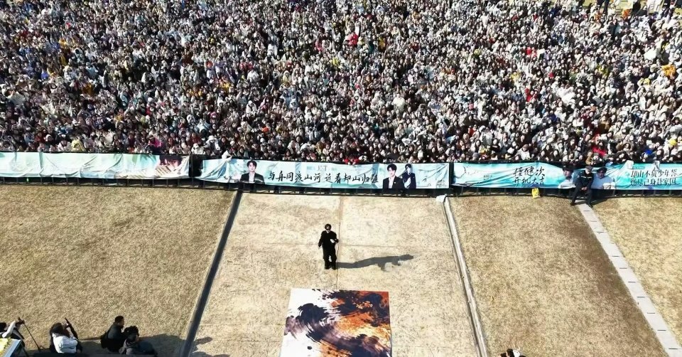 何不同舟渡30年最大开机应援檀健次的权威，开机开成了演唱会现场！ 