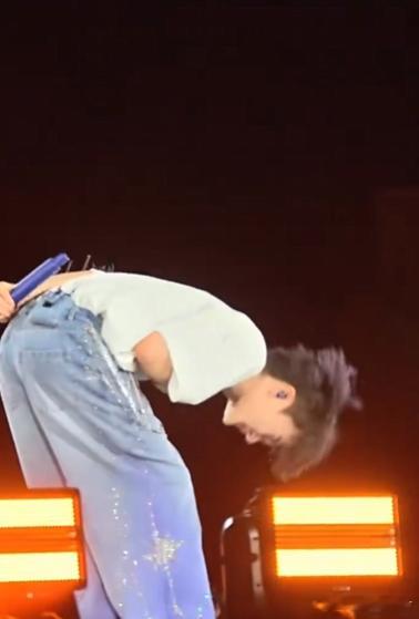 周深靠用力地鞠躬把眼泪甩掉周深从不会把情绪摆在表面！终场曲情绪拉满，哽咽开唱满是