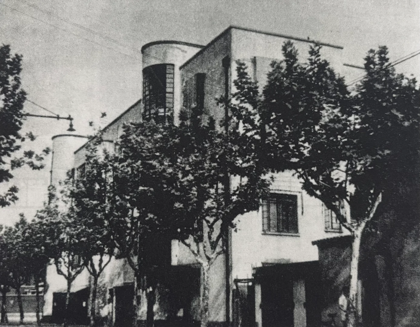 1934年梧桐树围绕的“协发公寓”