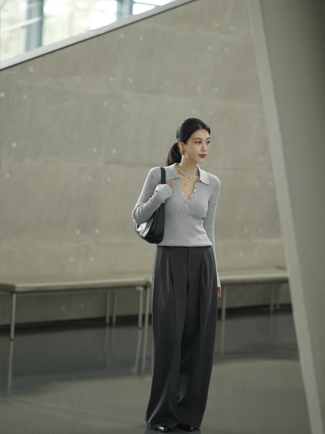 卸下斑斓，投身于一片深浅交织的灰。