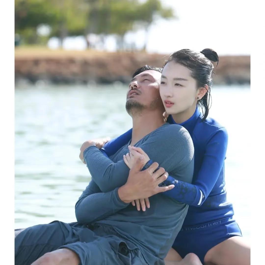 周冬雨冲浪节目里穿了条黑色平角泳裤，镜头一出就被截图疯转，有人嫌她“像男生”，有