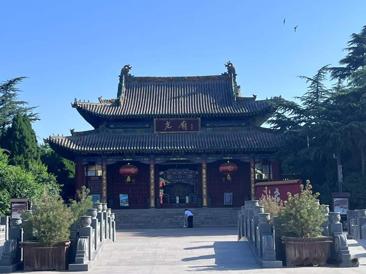 一早来到占地80亩的古尧庙本体，我是第一人。工作人员还在摆放蜡烛（劝我烧头香），