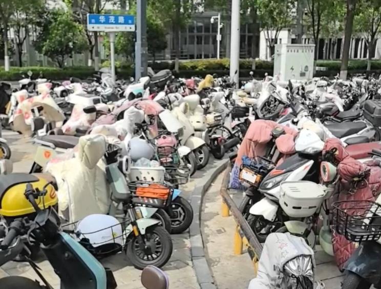 严查！电动车违规停放充电全面整治，事关每家每户！

电动车乱停、飞线充电，绝对是
