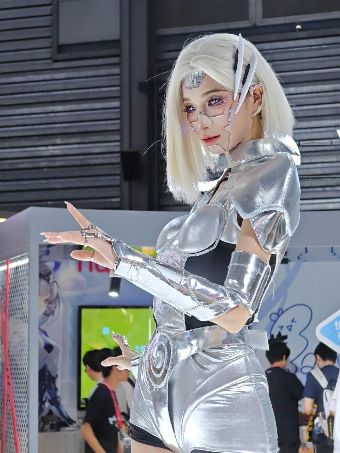 努比亚的展台，让我真的感受到一句话：Be yourself ！大家可以去关注努比