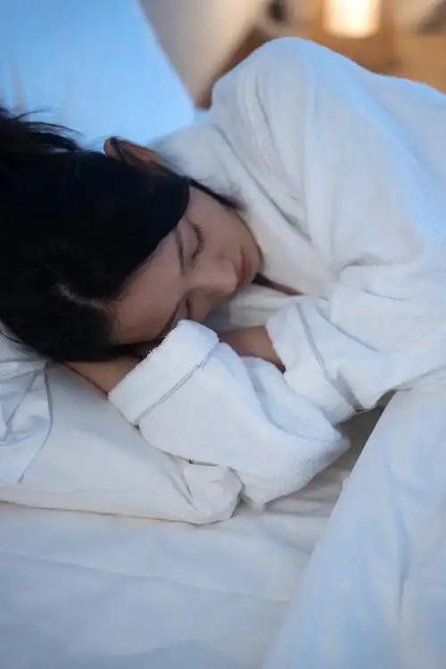 你们的老婆是这样吗？只有睡觉了才会安静一会，快40岁的人了，也是两个孩子的妈妈，