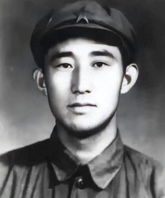 1949年，潜伏在敌人内部的地下党员吴荣森，已经引起了特务的怀疑，他察觉到危险后