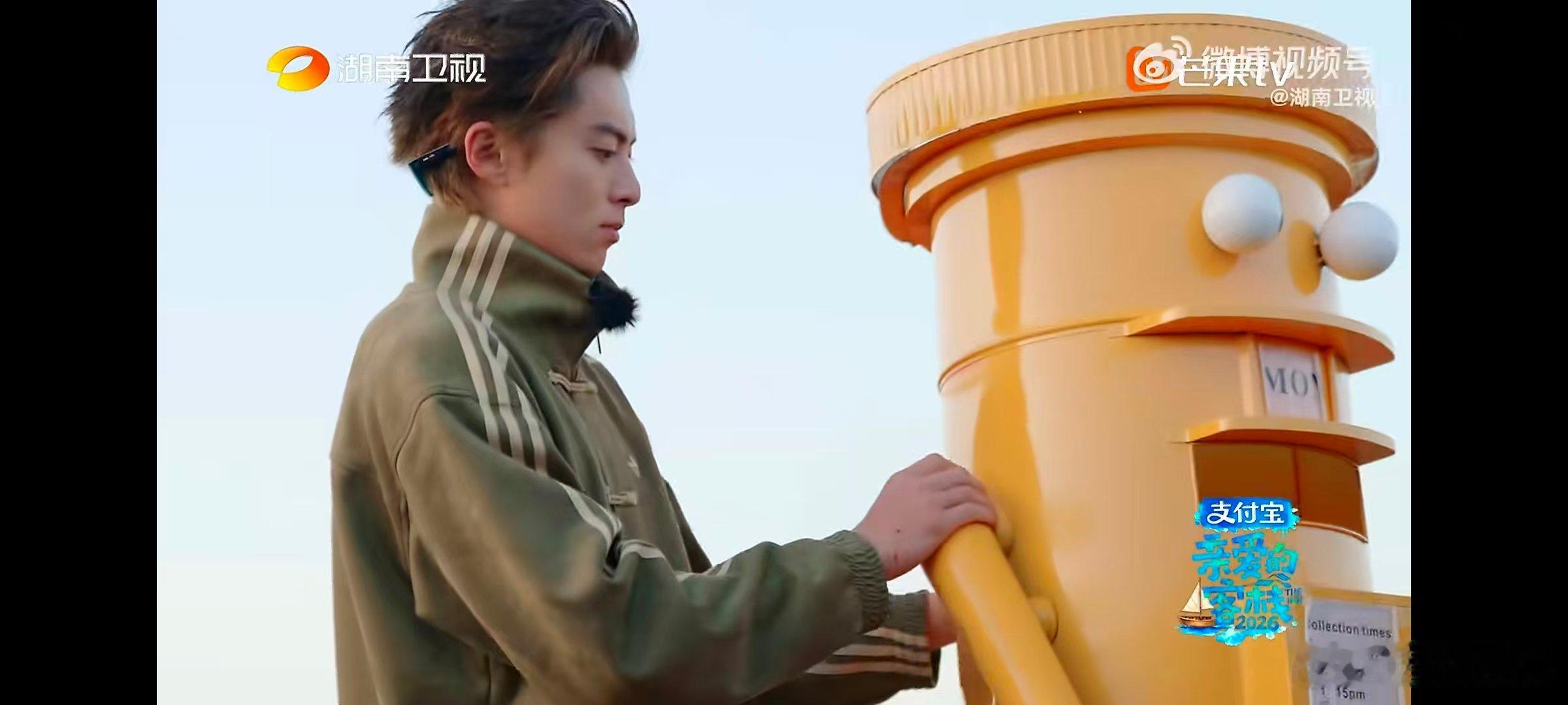 王鹤棣向邮筒道歉被王鹤棣这段可爱到，一心想守护邮筒，奈何过程太坎坷 