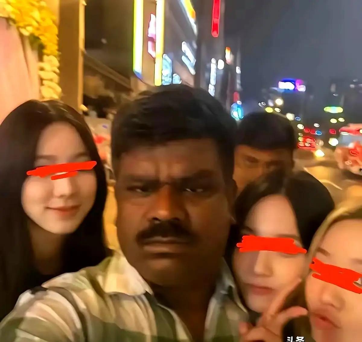 阿三满身的咖喱味，可还是挺受女子欢迎的。这不，一个来旅游的三哥，在街上便如蝇逐臭