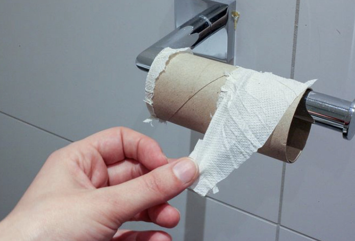 宝宝同时满足排便间隔时间长，间隔2~3天以上才排便一次；并且宝宝排出的便便粗大干