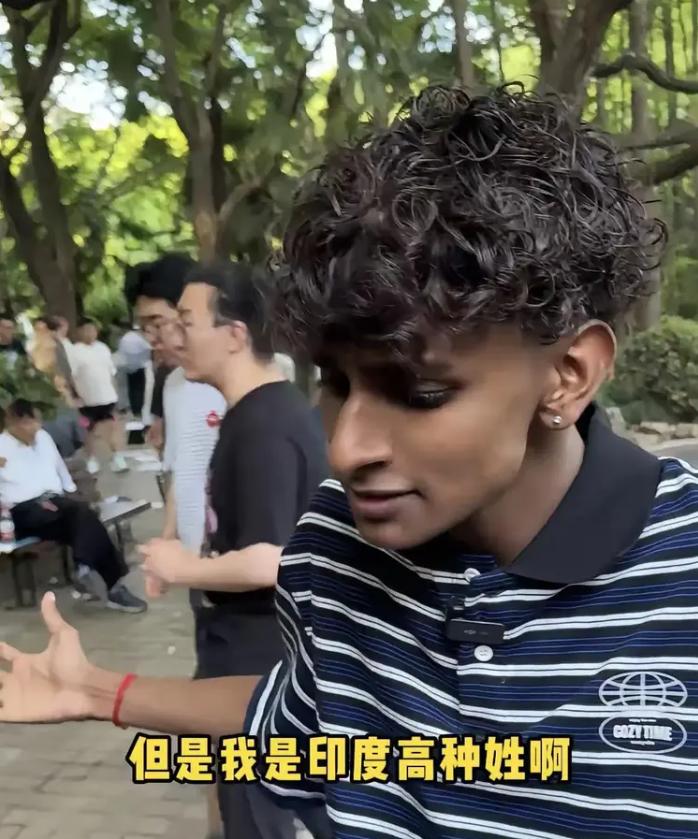 印度高种姓小伙勇闯相亲角，结果遇到上海阿姨……
上海人民公园相亲角，来了个印度小