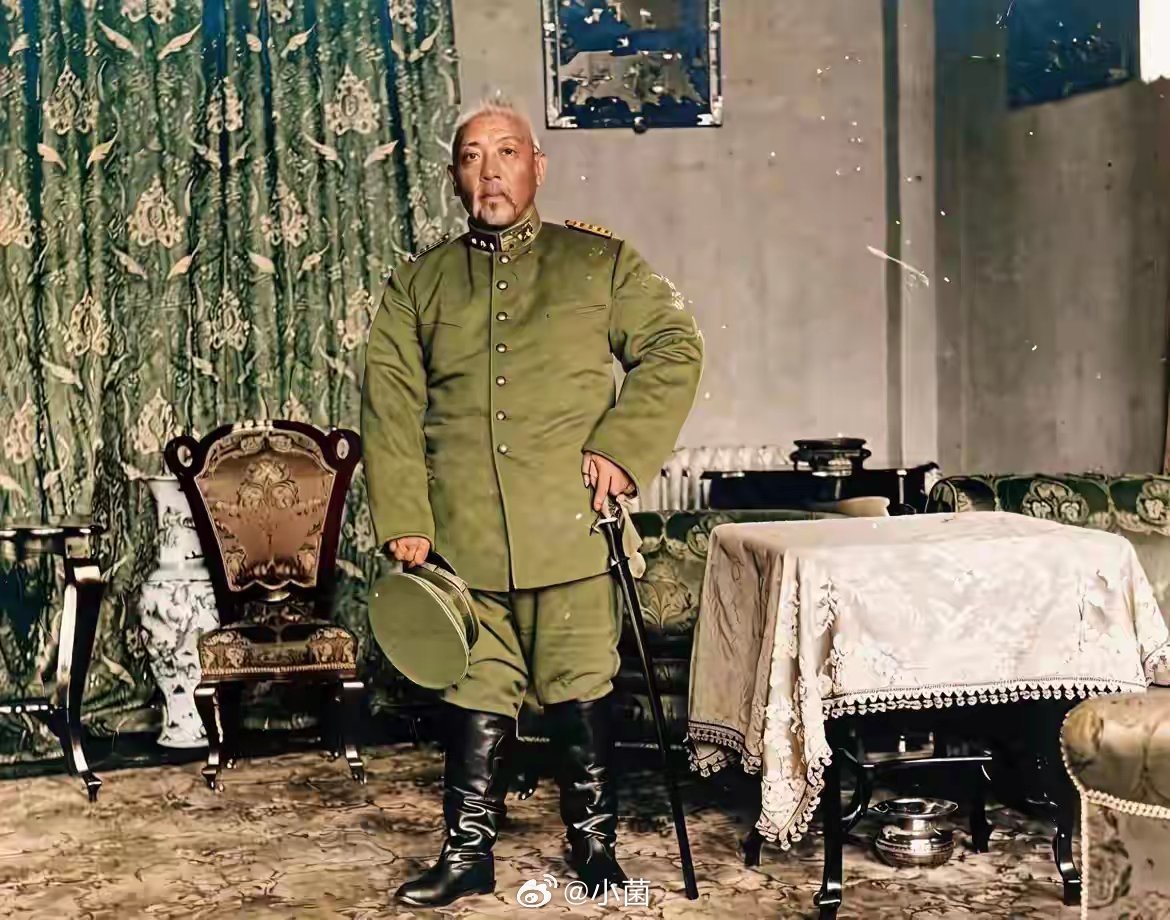 1913年，袁世凯权力巅峰期时的一张留影，镜头中他穿着戎装，手持珮枪，穿着高筒马