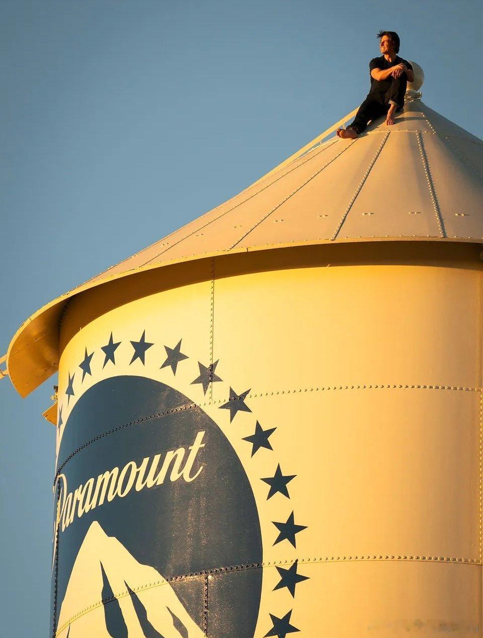 今年的CinemaCon上，没有任何保护出现在派拉蒙水塔顶部的汤姆·克鲁斯 