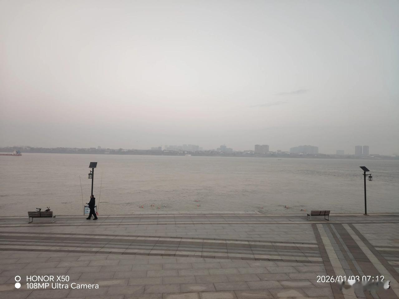 记录我的20262026年1月3日长江岸边晨练冬泳爱好者