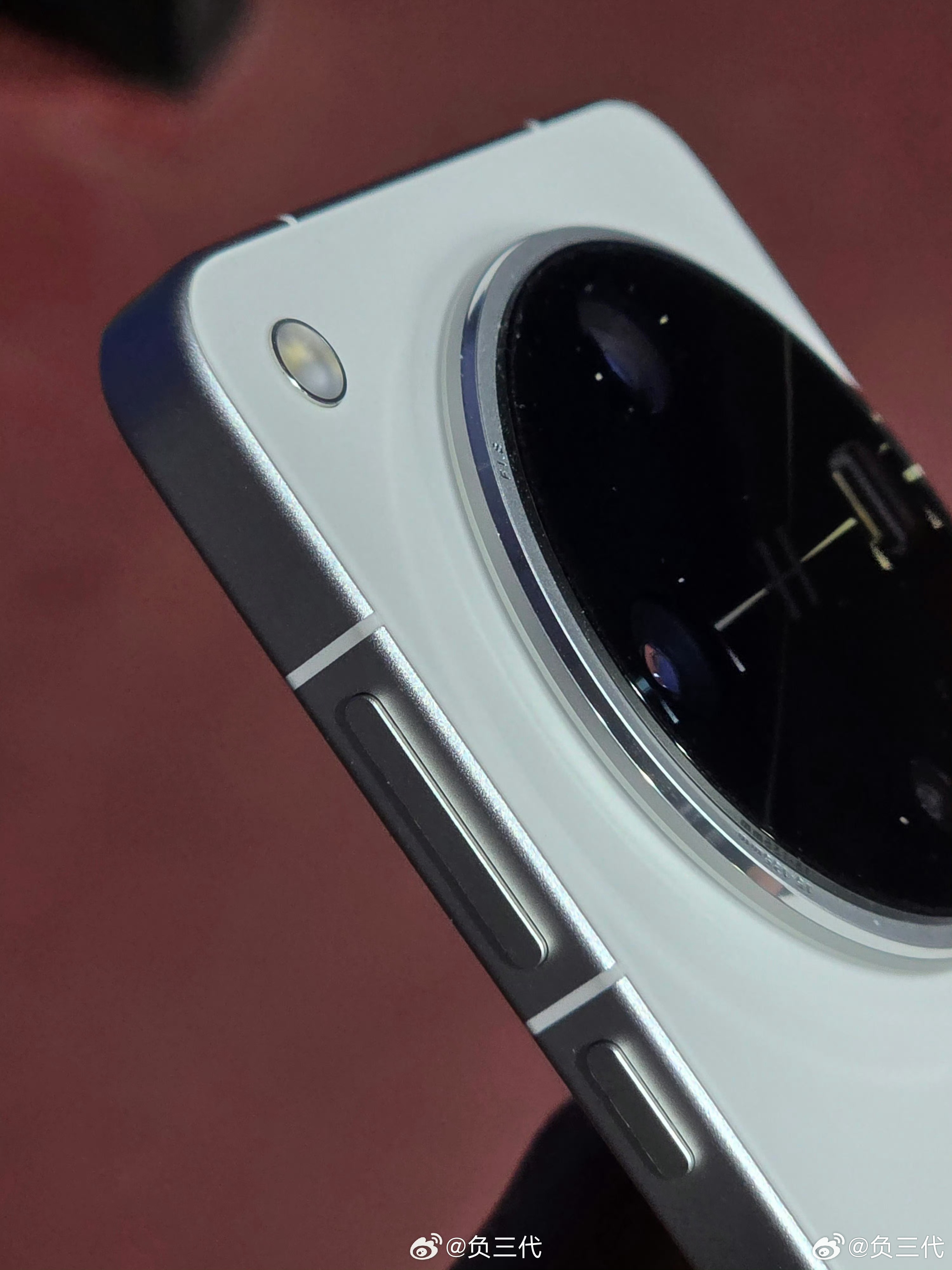 黑厂上一代Find X8 Ultra在许多超大杯里显得格格不入，因为它镜头凸起只