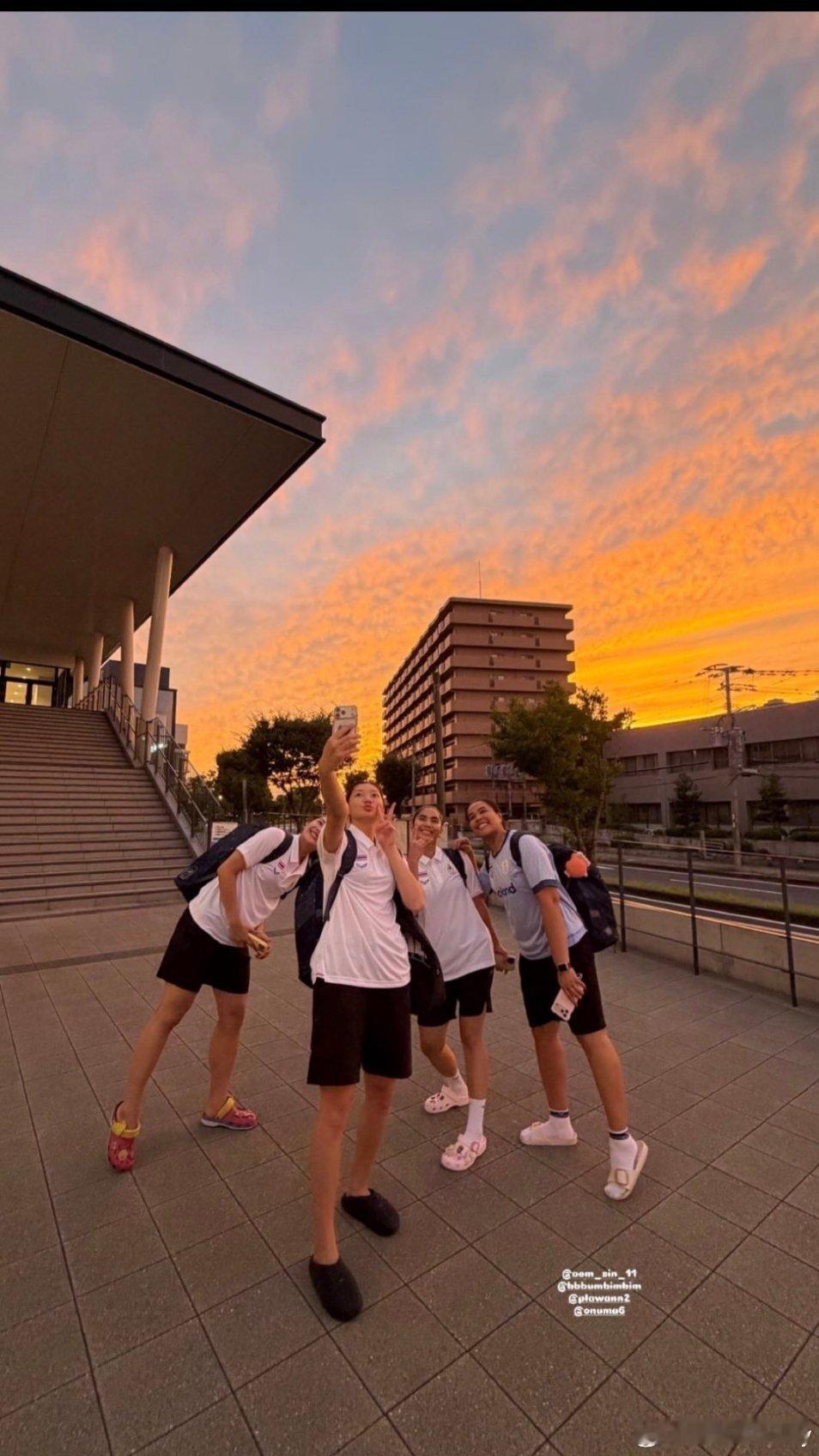 参加亚运会的泰国女排抵达日本。亚运会泰国女排 ​​​