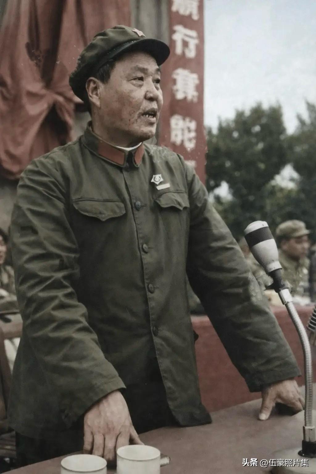 上世纪六十年代，王效禹在出席活动时讲话，穿着六五式军服，戴着流行的像章，很是神奇