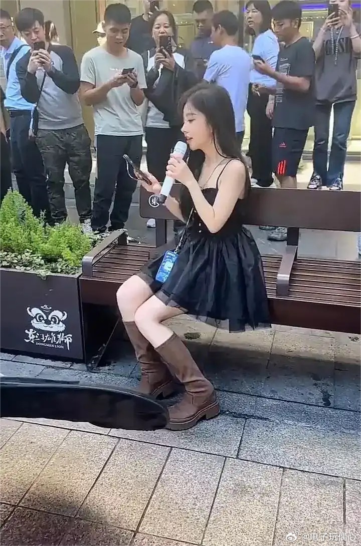 当年的网红一姐冯提莫现在都沦落到街头卖唱了啊，真是唏嘘。 