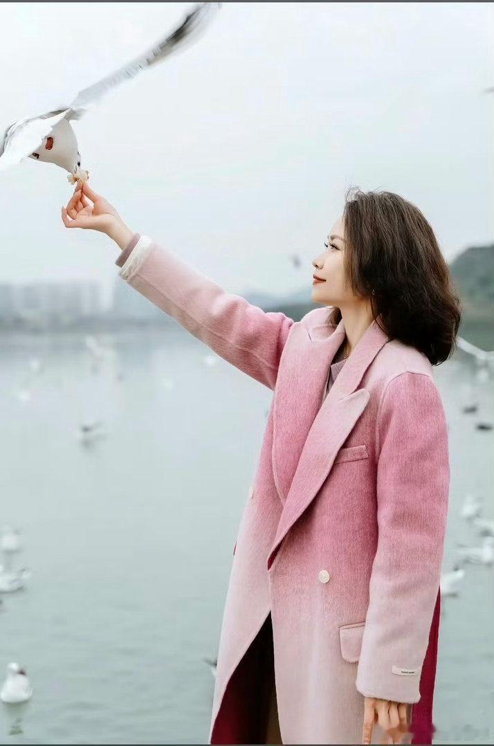 绵阳知名主持人熹菲去世抗癌十年，最终还是被病魔带走了！绵阳主持人熹菲27岁就查出