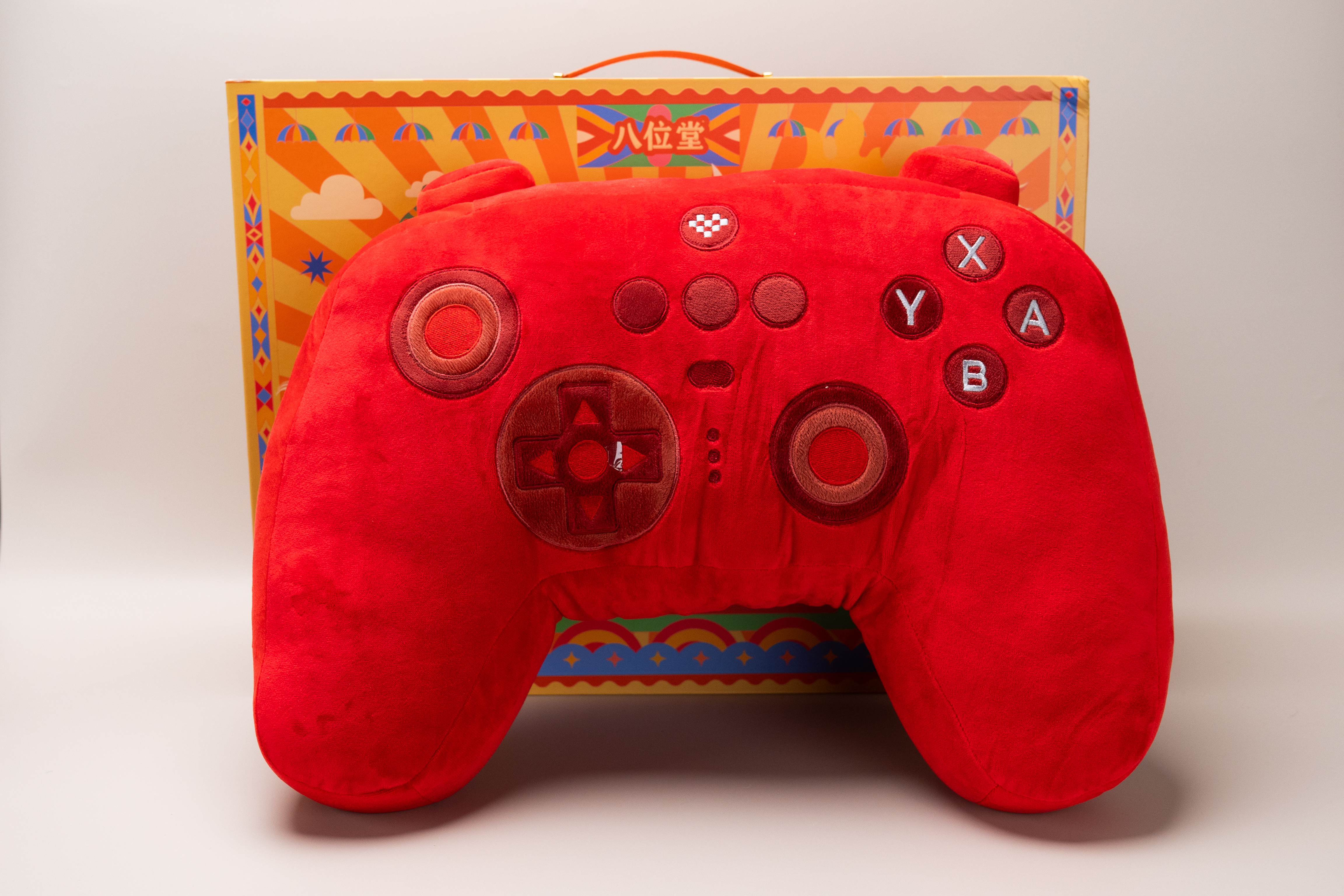 收到八位堂马年抱福礼盒啦第一眼橙色调的设计特别亮眼，满是新年的喜庆感，橙气十足还