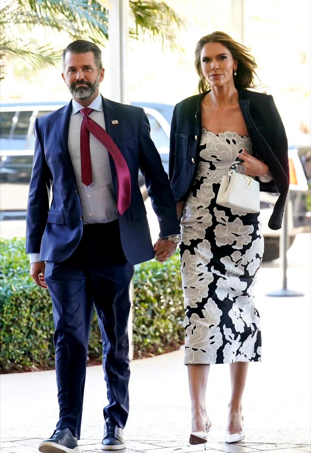 特朗普长子小唐纳德将于本周末迎娶未婚妻、佛罗里达州社交名媛贝蒂娜·安德森。

婚