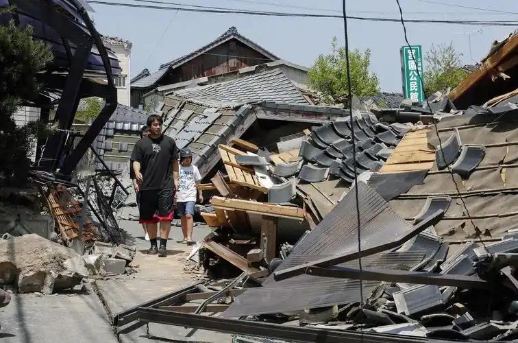 日本熊本又一次地震了，今年七月三十八人遇难，比十年前那次的伤亡少，但灾民的苦没少