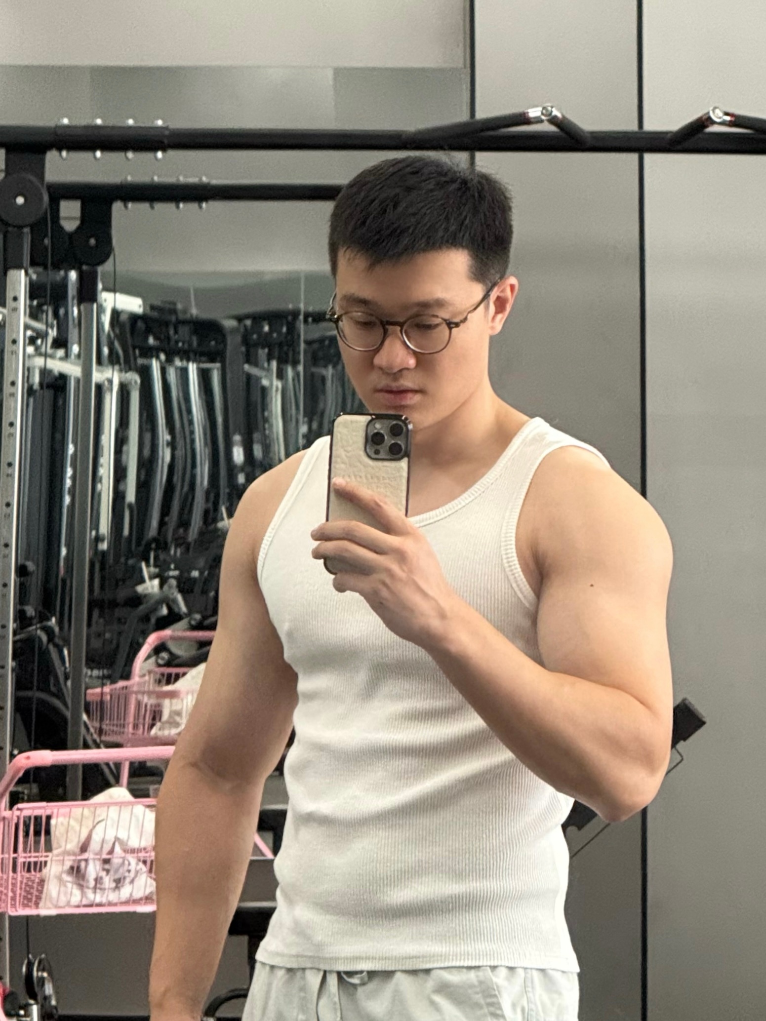 更衣室里那几个练hyrox的把衣服脱了我就把衣服穿上了，差距实在明显