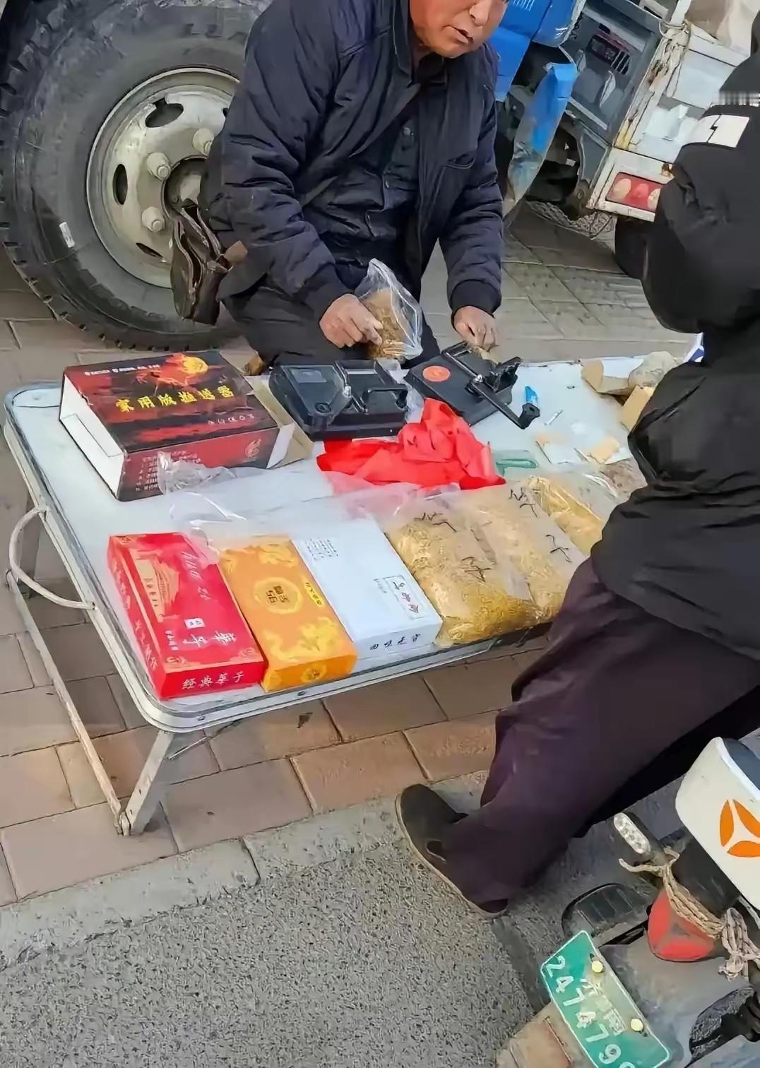 逛自由市场的时候，看到有卖各种品牌烟丝的，有人买了，尝了尝，说味道不错。有人说，