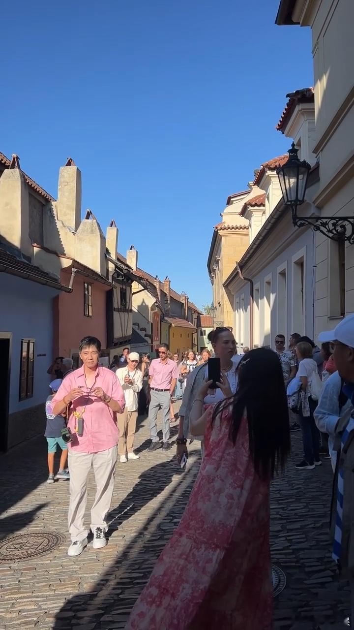 俞灏明王晓晨穿情侣装度假俞灏明罕见穿短袖露伤疤幸福的小情侣 ​​​