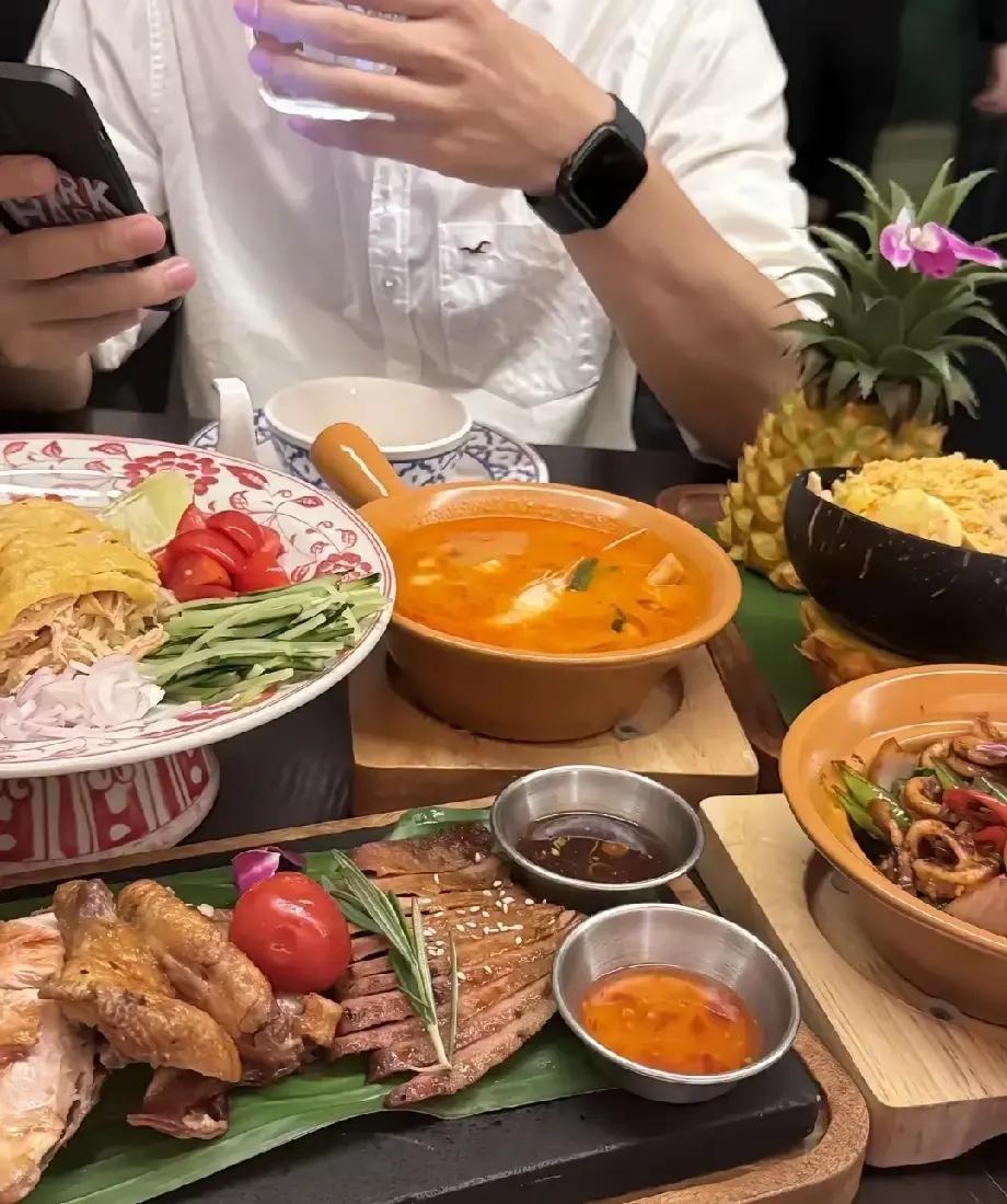 桌上的菜刚吃完，男的就直勾勾盯着对面的姑娘问，你相中我了吗，女孩倒也爽快，直接回