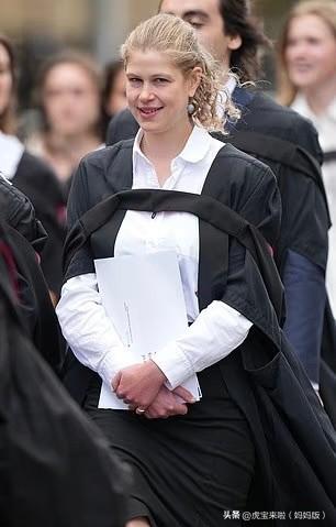 祝贺露易丝女士大学毕业！爱丁堡公爵夫妇也来了，在苏格兰圣安德鲁斯大学出席女儿的毕