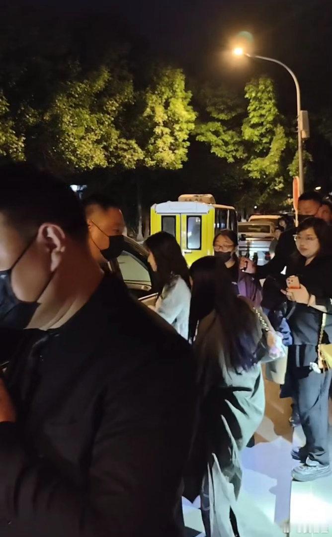 北京胡同偶遇孟子义老北京胡同偶遇孟子义，游走充满烟火气的街巷，真人颜值超能打，明