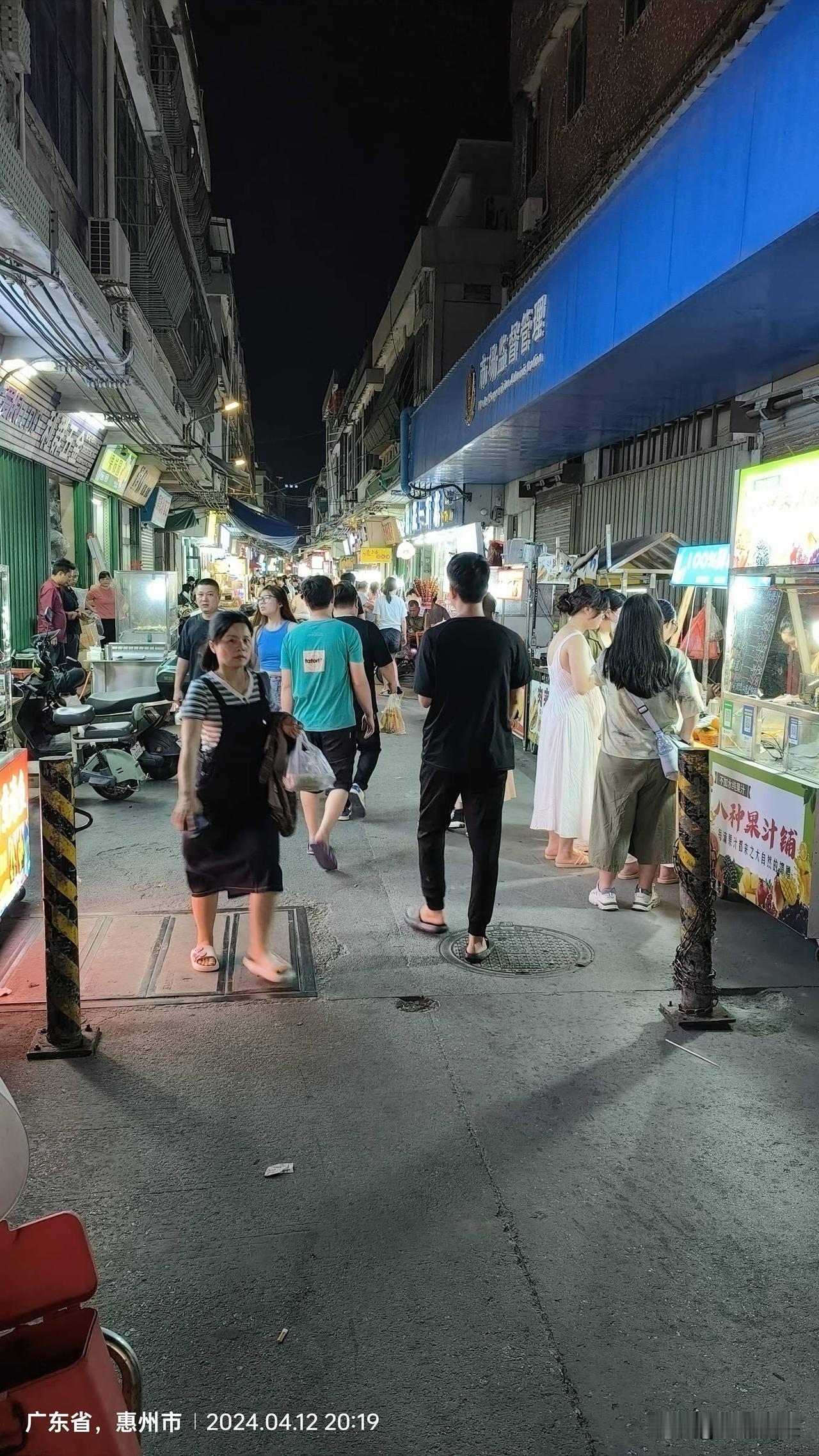秋天的风夜晚凉快，到夜市走走，看看灯火和人气流。