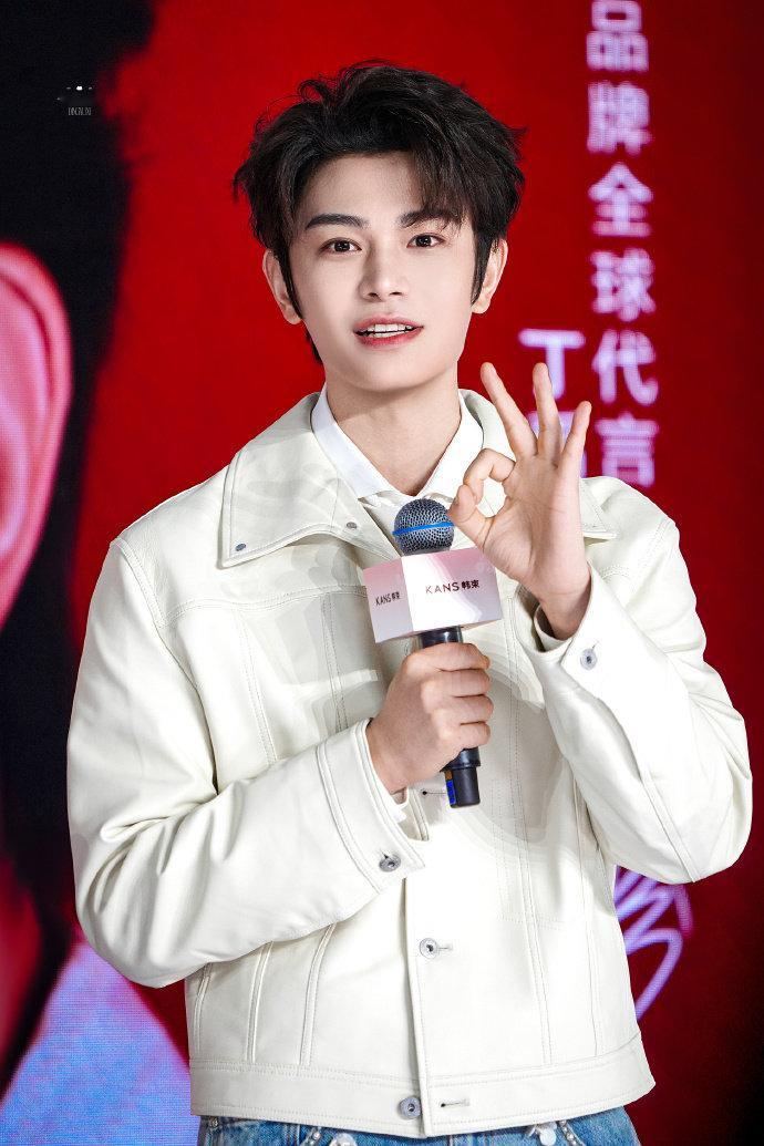 丁禹兮白皮革夹克牛仔裤造型 丁禹兮海棠花牛仔裤 丁禹兮白皮革夹克牛仔裤造型，丁禹