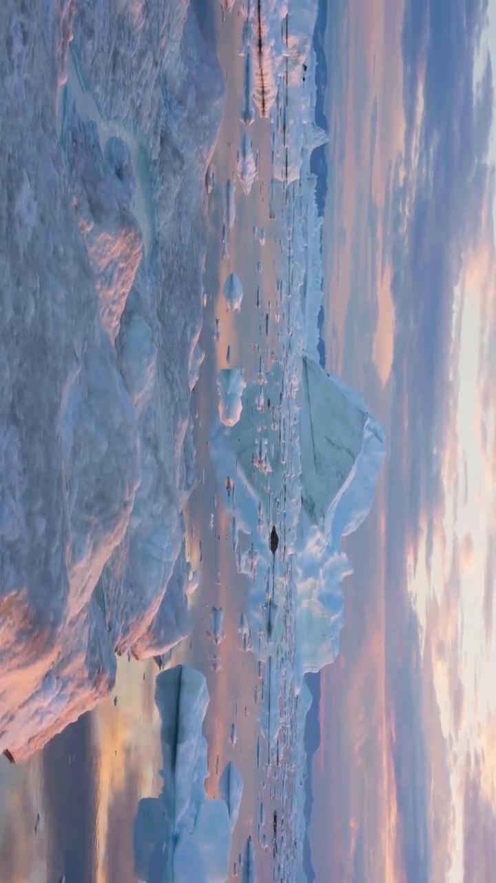 ·disco bay greenland，2am at night，the su