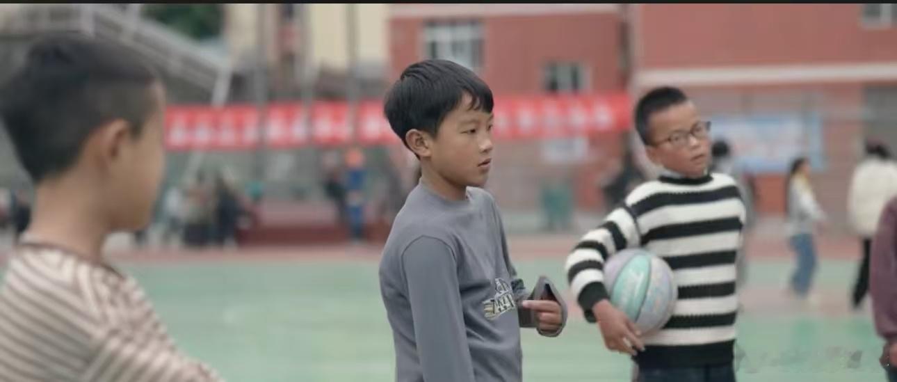 音乐老师教篮球看哭众人  这不仅是篮球的故事，更是关于爱的力量。在这片偏远的土地