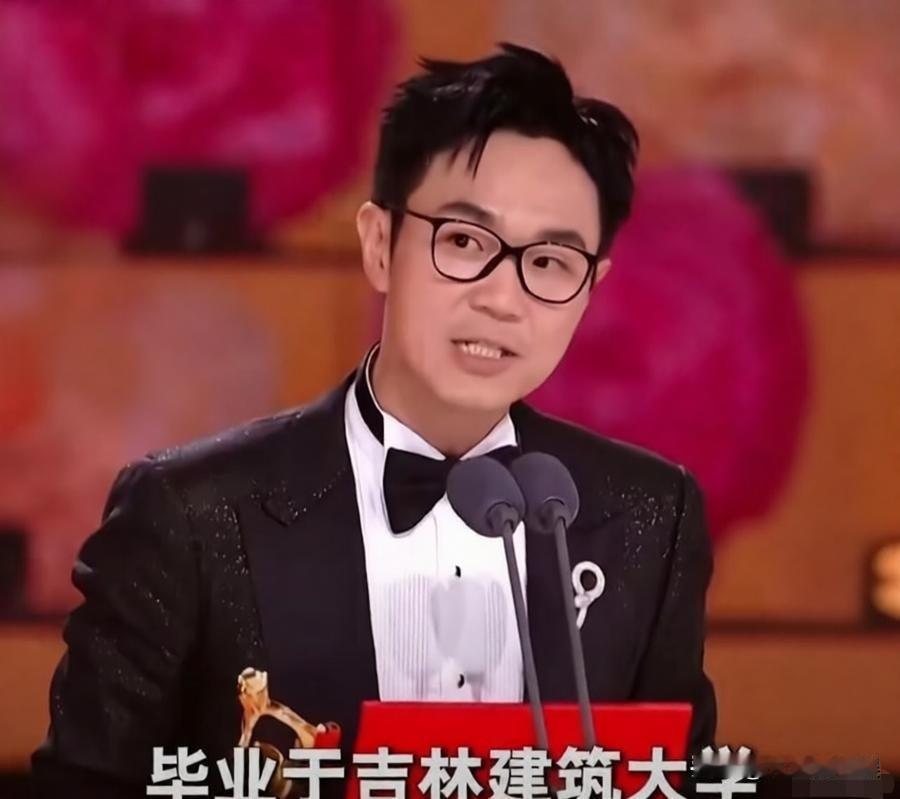 大鹏说：“我没有学过导演，我来自吉林省集安市，毕业于吉林大学。”

大鹏，原名董