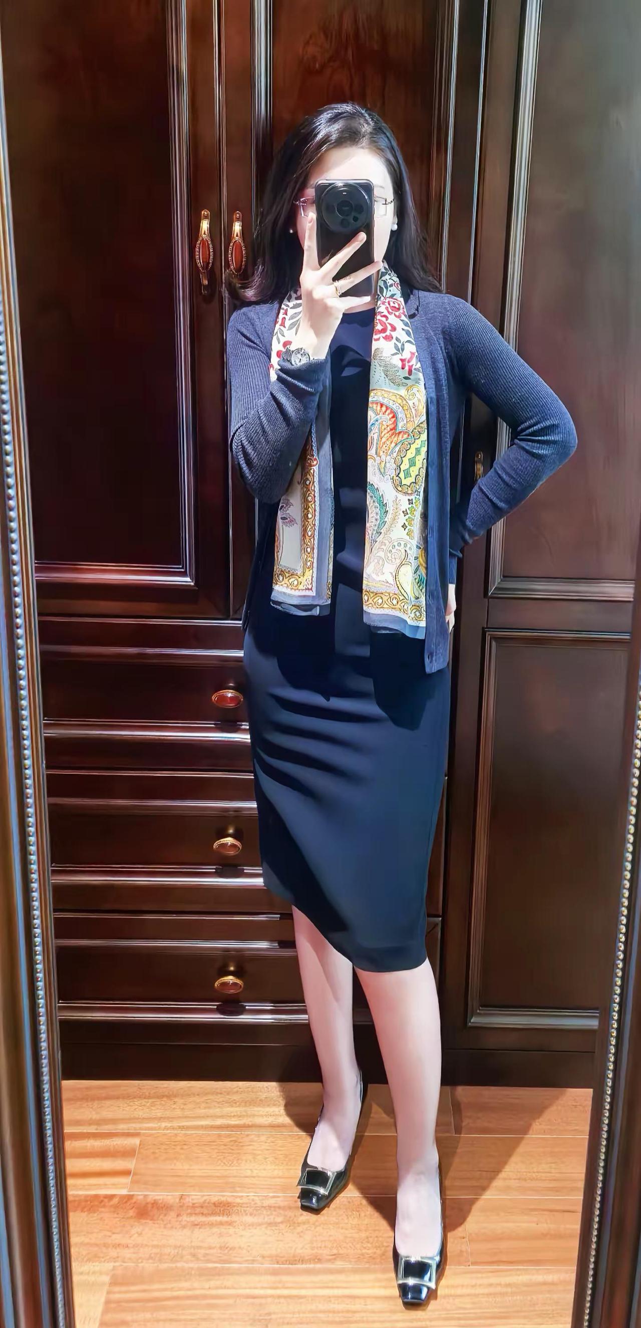 这一路铺满带刺的鲜花  我一边踉跄前行  一边重振旗鼓女性力量